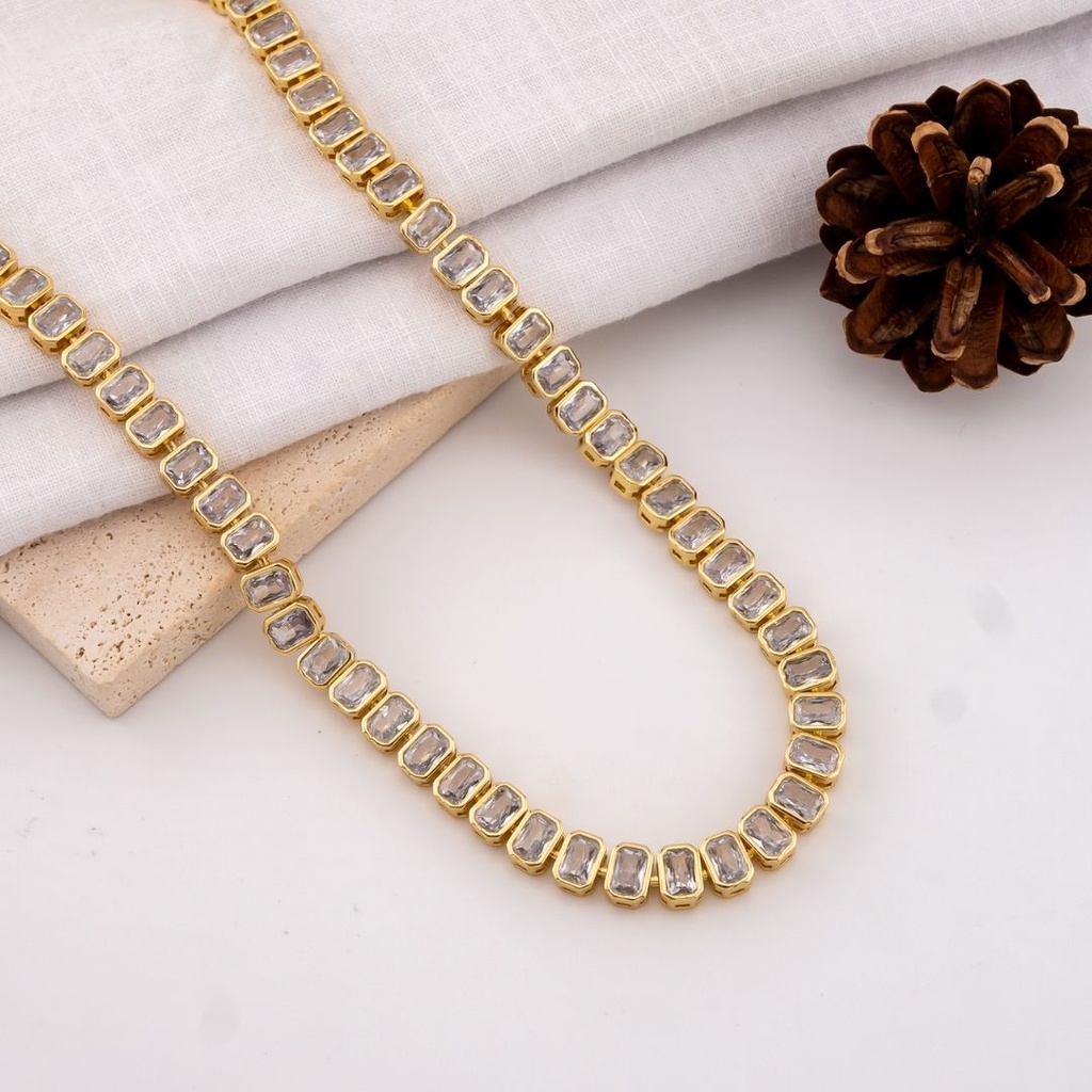 Collar en tendencia con zirconias  baño 18k