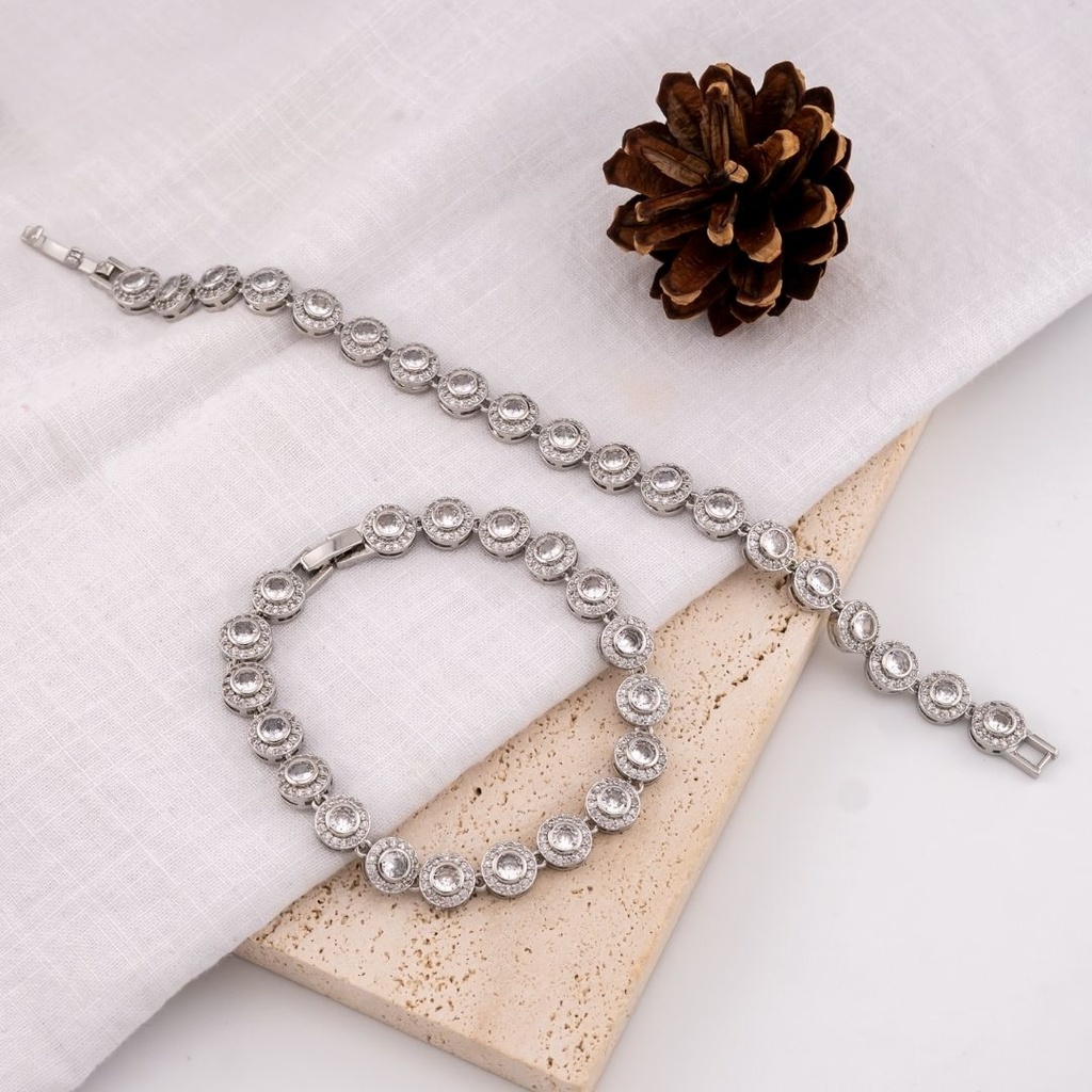 Pulsera en tendencia con zirconias  baño 18k