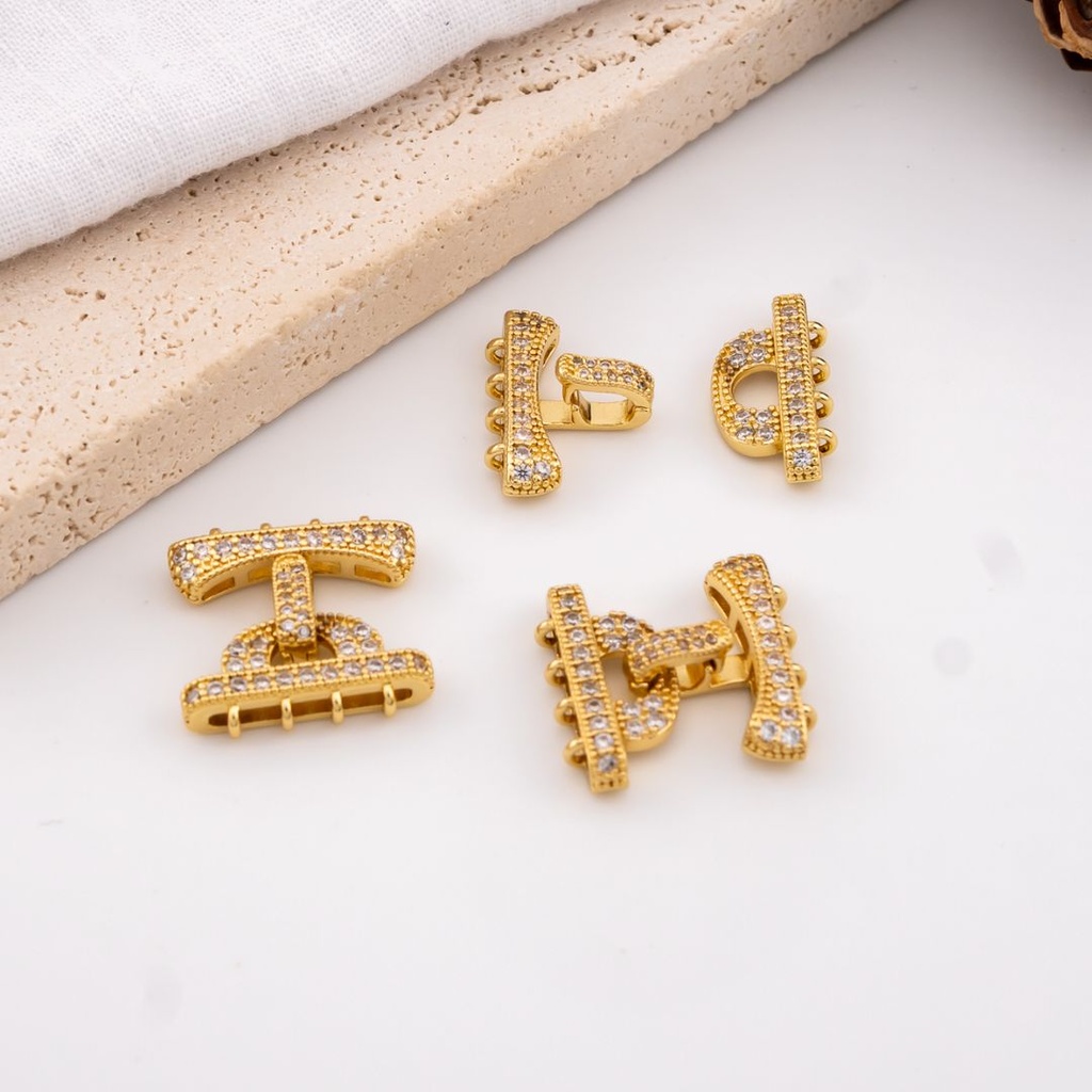 Broche elegante con micropave y baño 18k