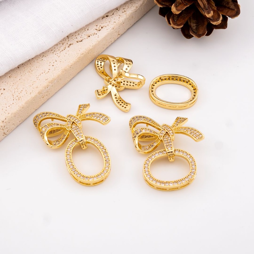 Broche elegante con micropave y baño 18k