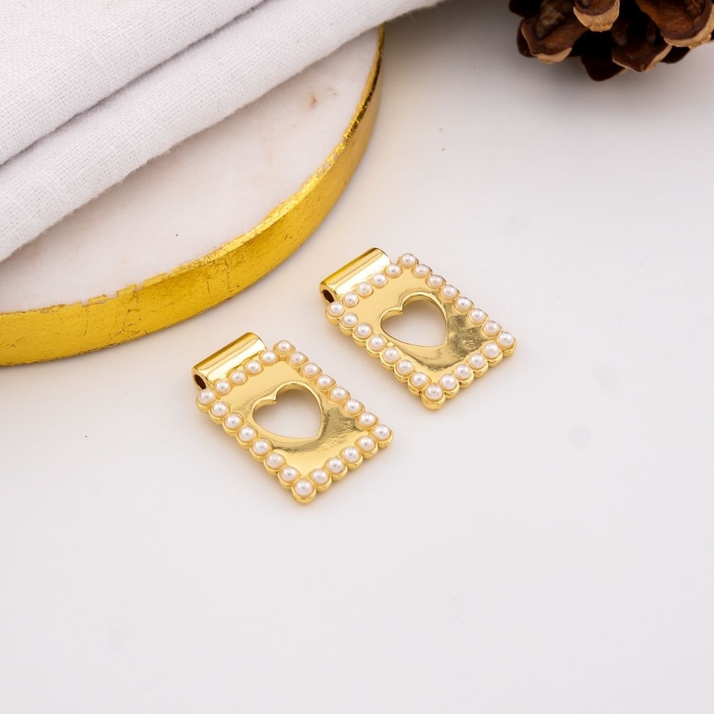 Dije escapulario con perlas y baño 18k