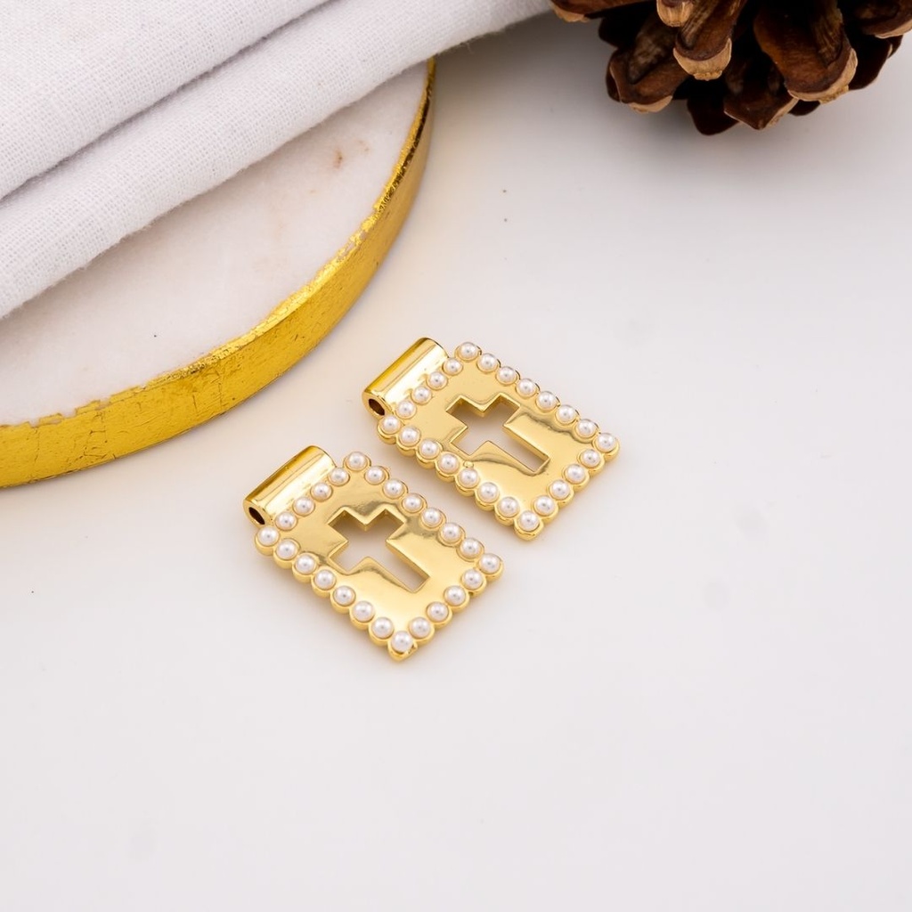 Dije escapulario con perlas y baño 18k