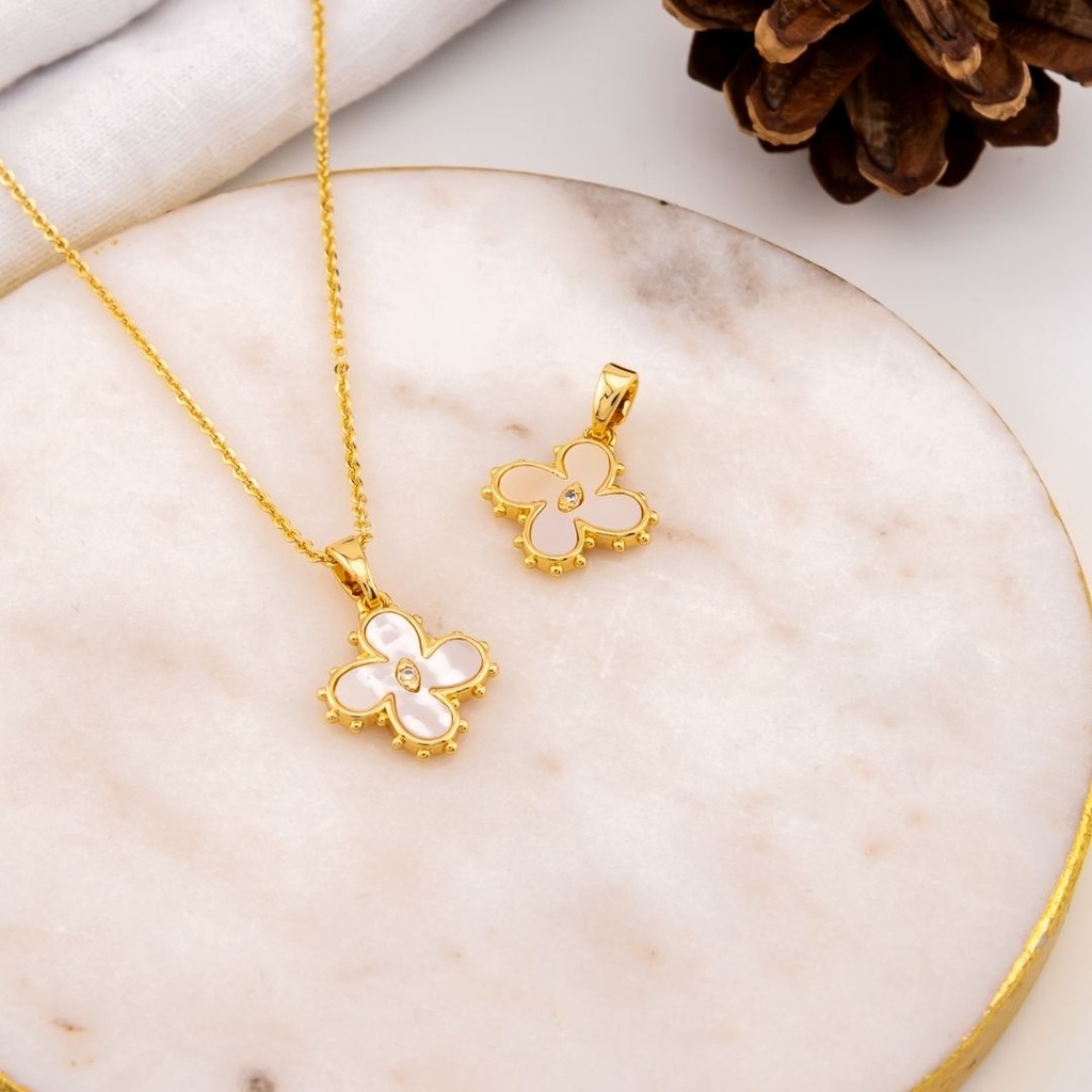 Dije de trebol madre perla y baño 18k