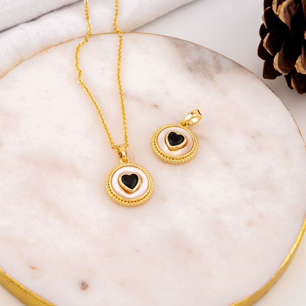 Dije de corazon rosado con concha nacar y  baño 18k