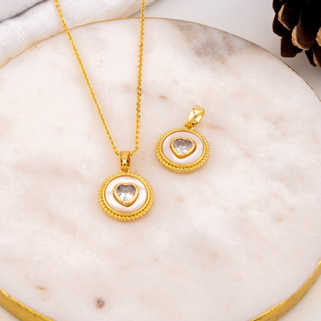 Dije de corazon transparente con concha nacar y  baño 18k