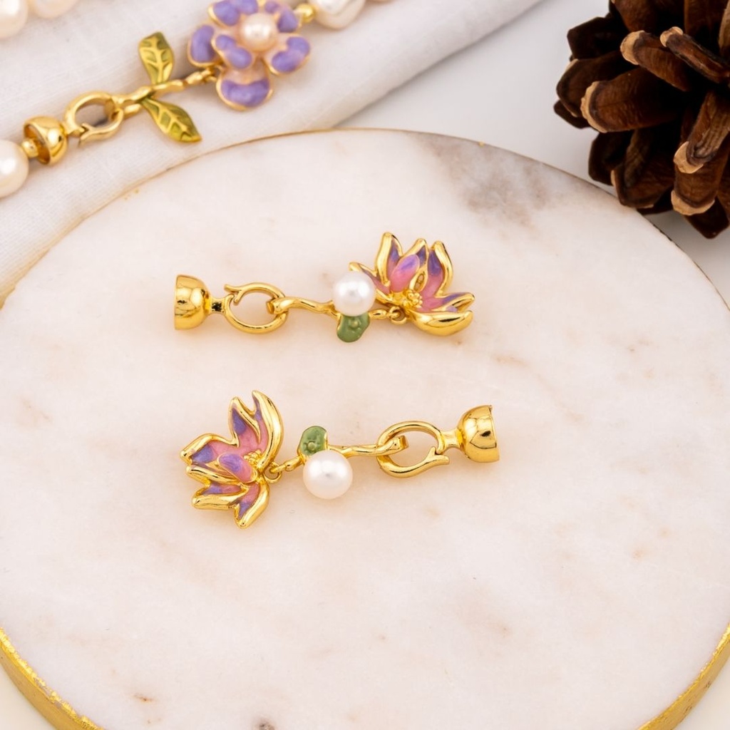 Broche de flor esmaltado baño 18k