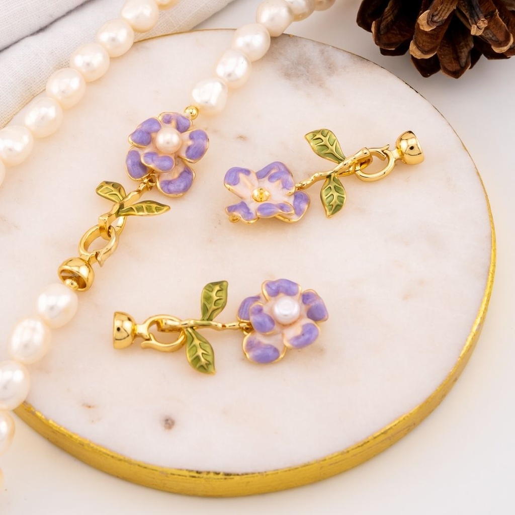 Broche de flor esmaltado baño 18k