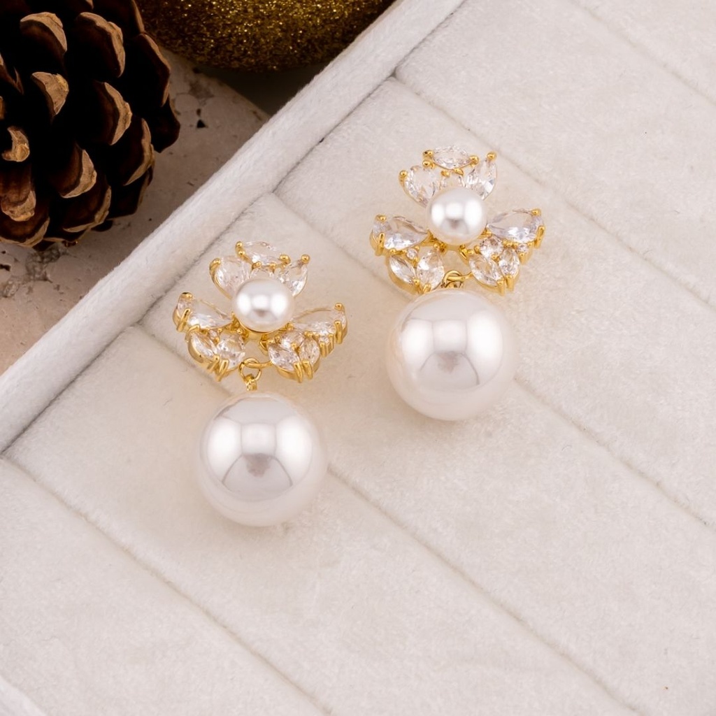 Aretes de flor colgantes con perlas y zirconia baño 18k