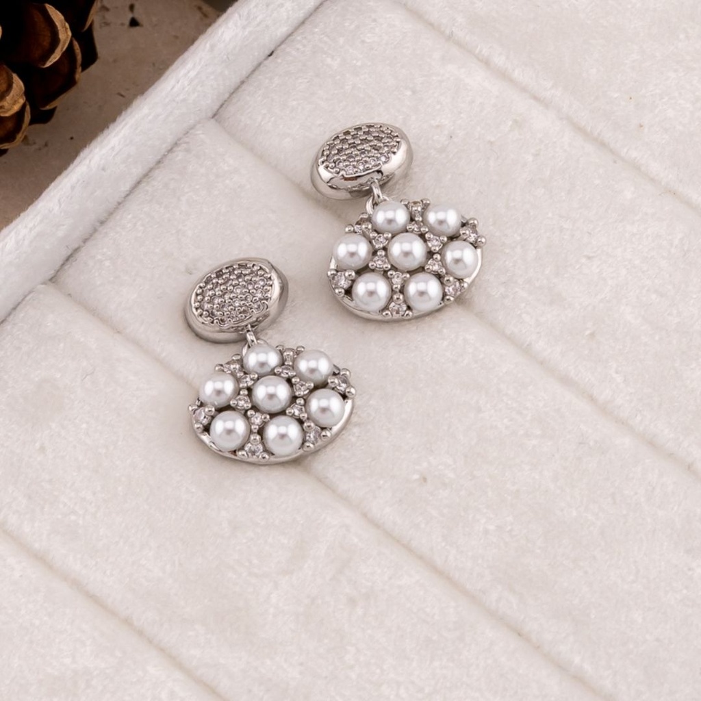 Aretes colgantes con perlas y zirconias baño 18k