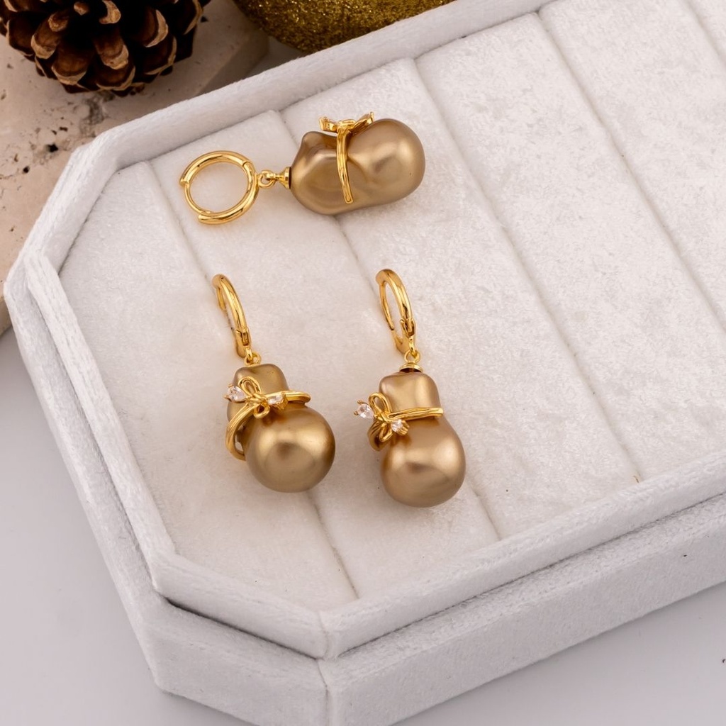 Aretes colgantes con perla shell baño 18k