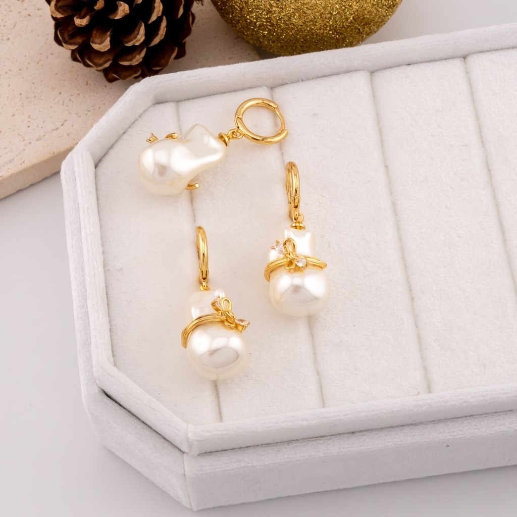Aretes colgantes con perla shell baño 18k
