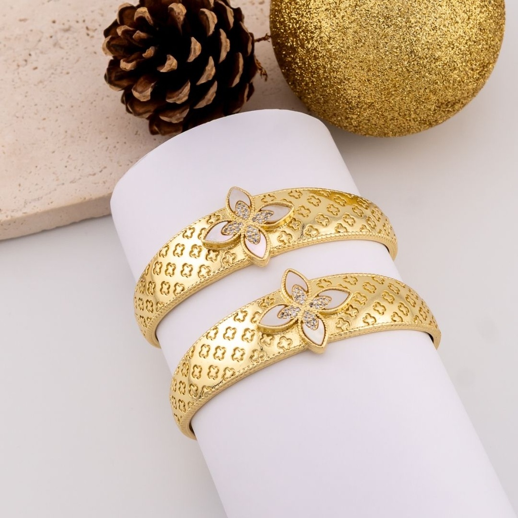 Pulsera tipo Aro de trebol con madre perla baño 18k