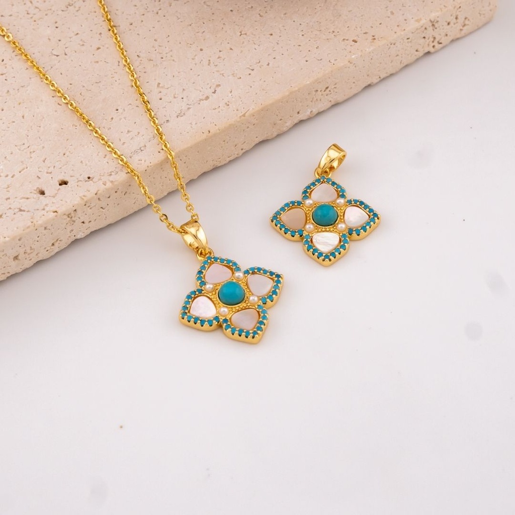 Dije de trebol madre perla y baño 18k