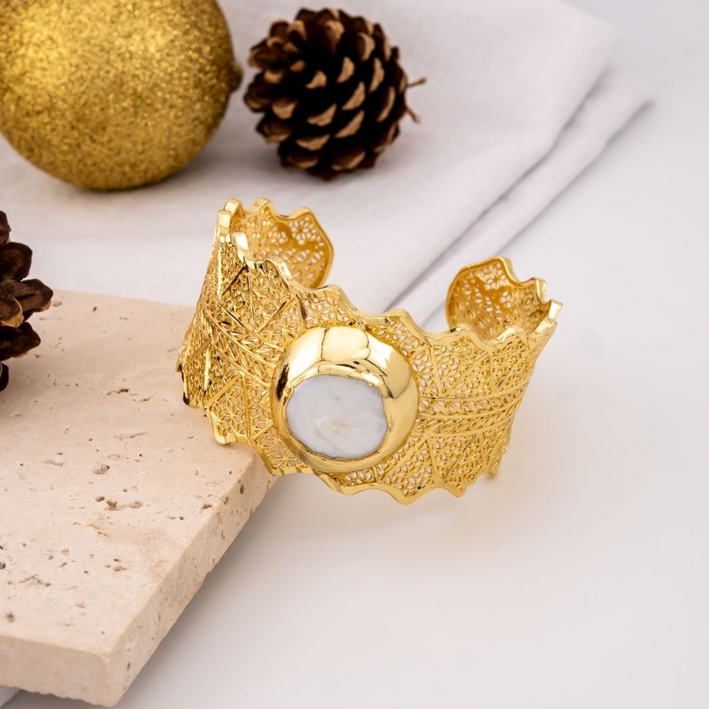 Brazalete con perla barroca engastada dorada baño 18k