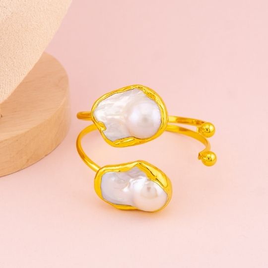 Brazalete con perlas barrocas engastado en goldfilled 