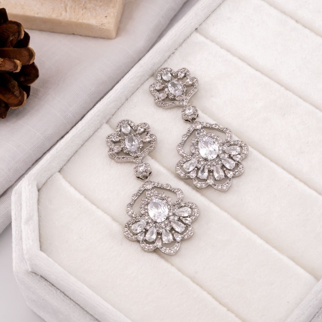 Aretes flor colgante con zirconia plateados baño 18k
