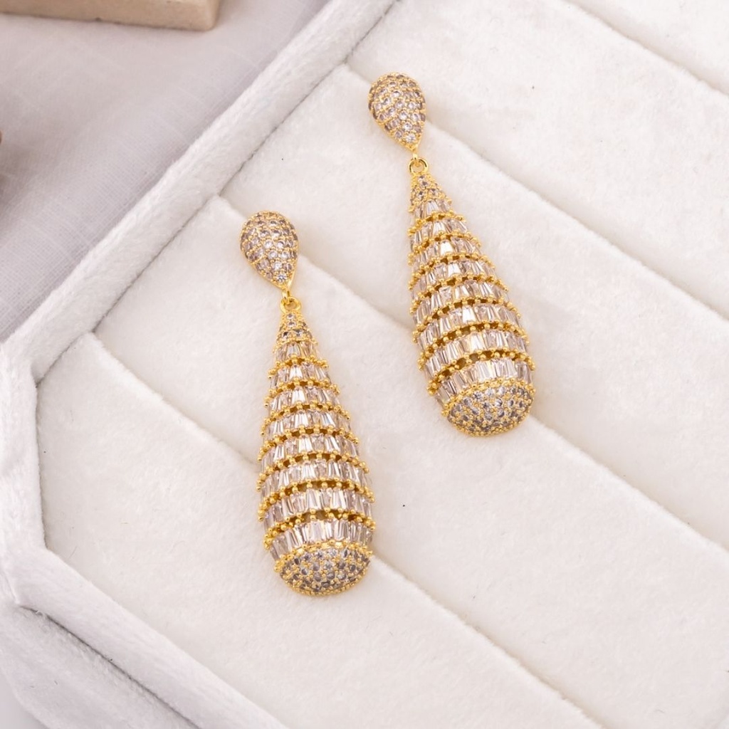 Aretes gota larga micropave dorados baño 18k