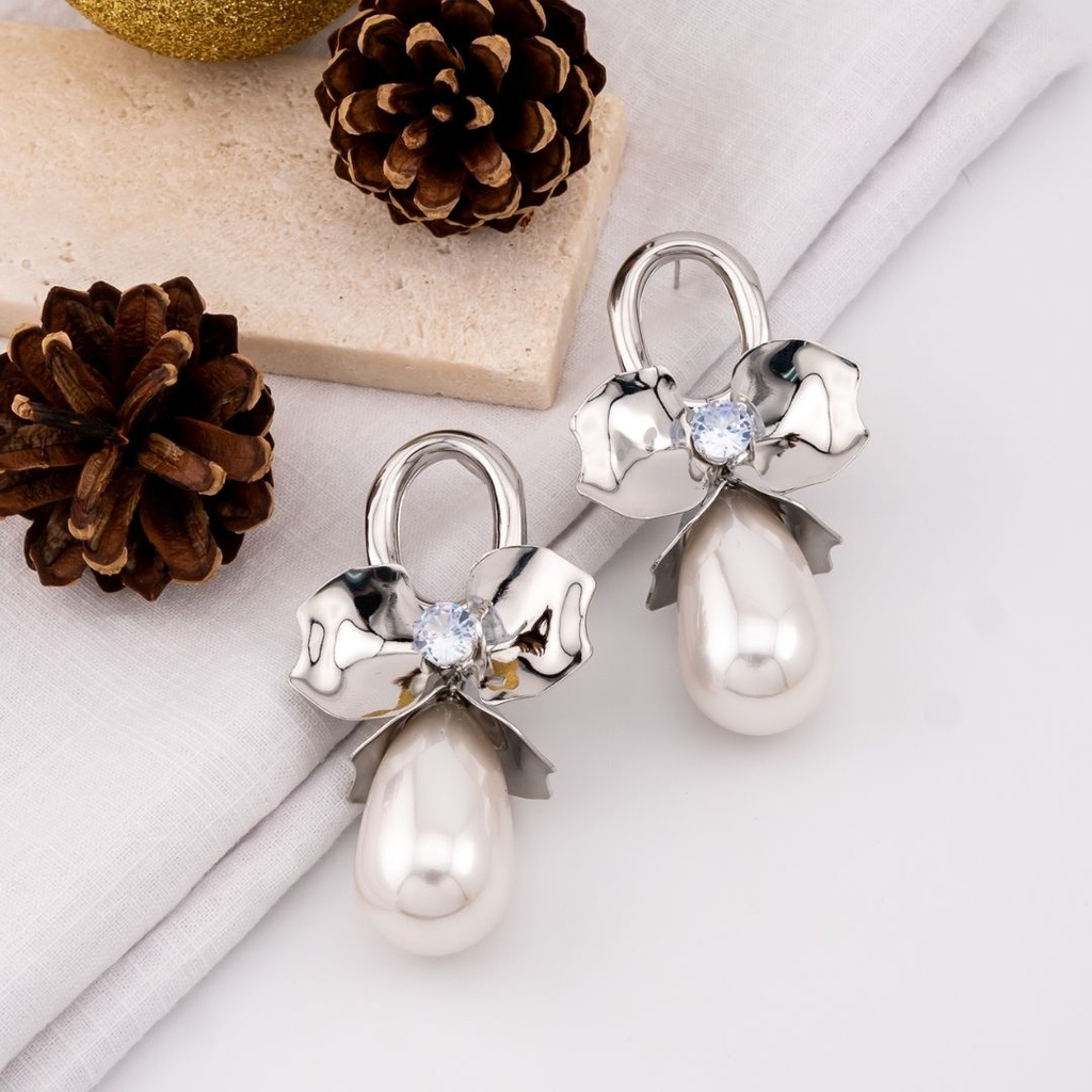 Aretes flor grande con perla plateados baño 18k