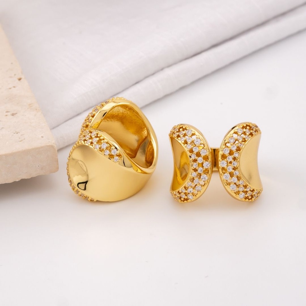 Anillo con zirconias y baño 18k