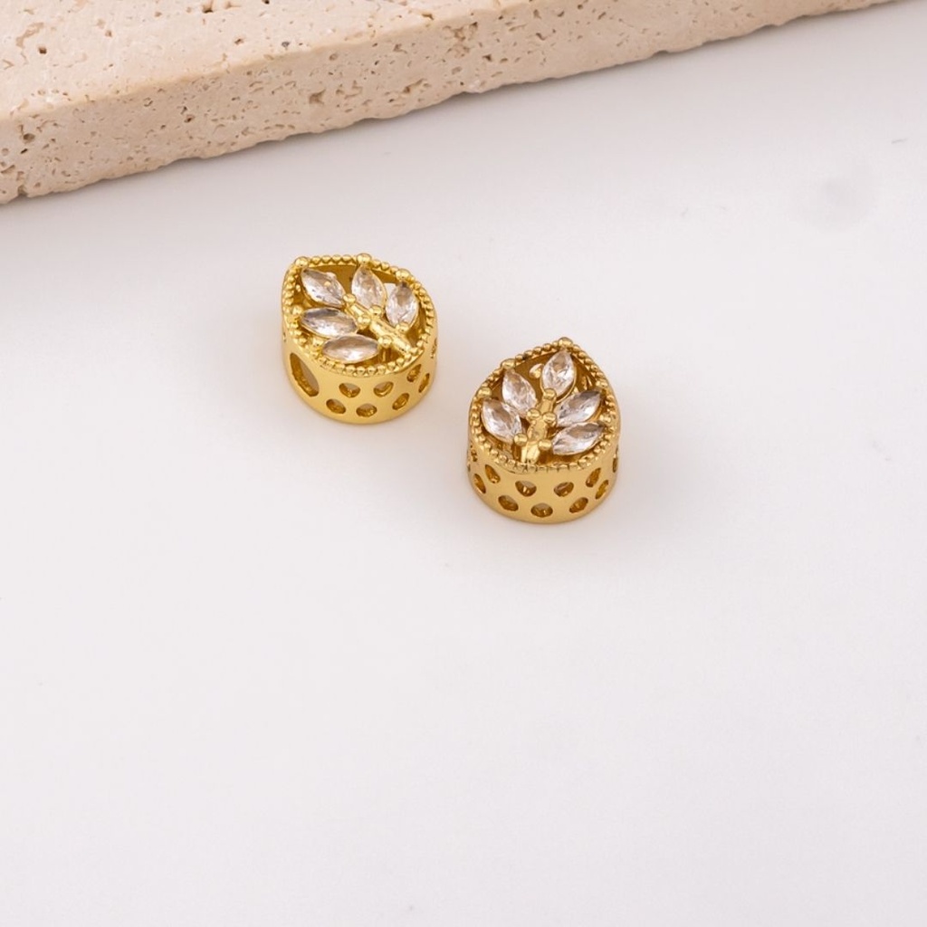 Separador forma gota con zirconia en medio dorado baño 18k