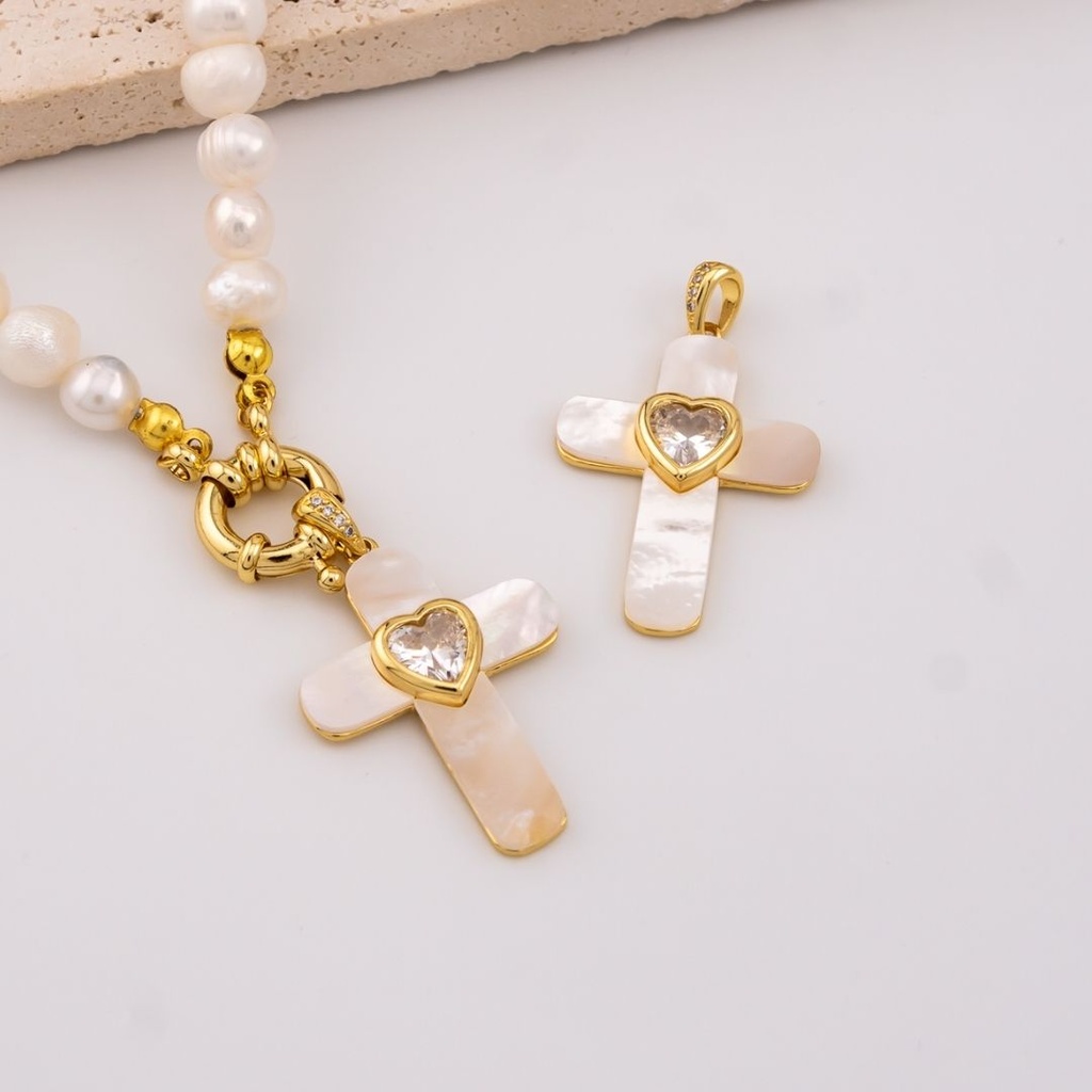 Dije cruz madre perla corazon transparente baño 18k