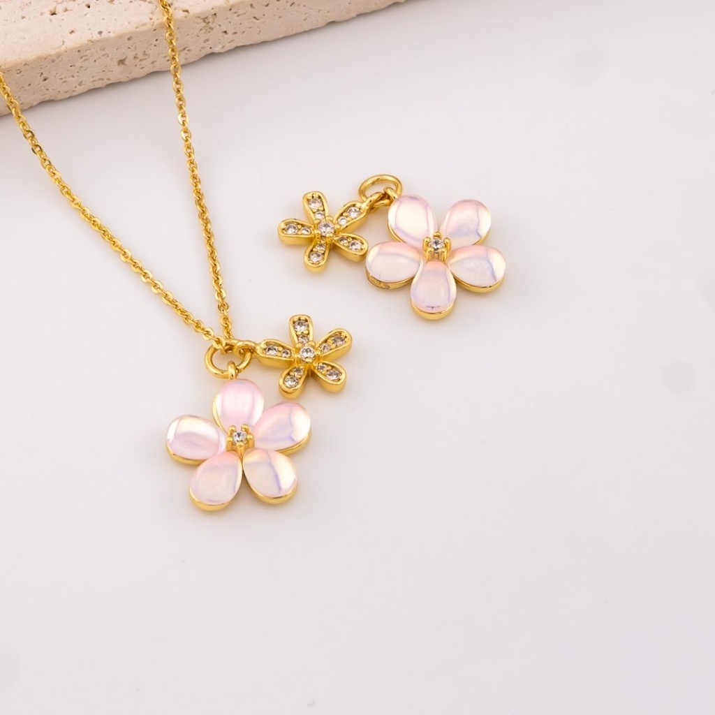 Dije doble flor rosa baño 18k