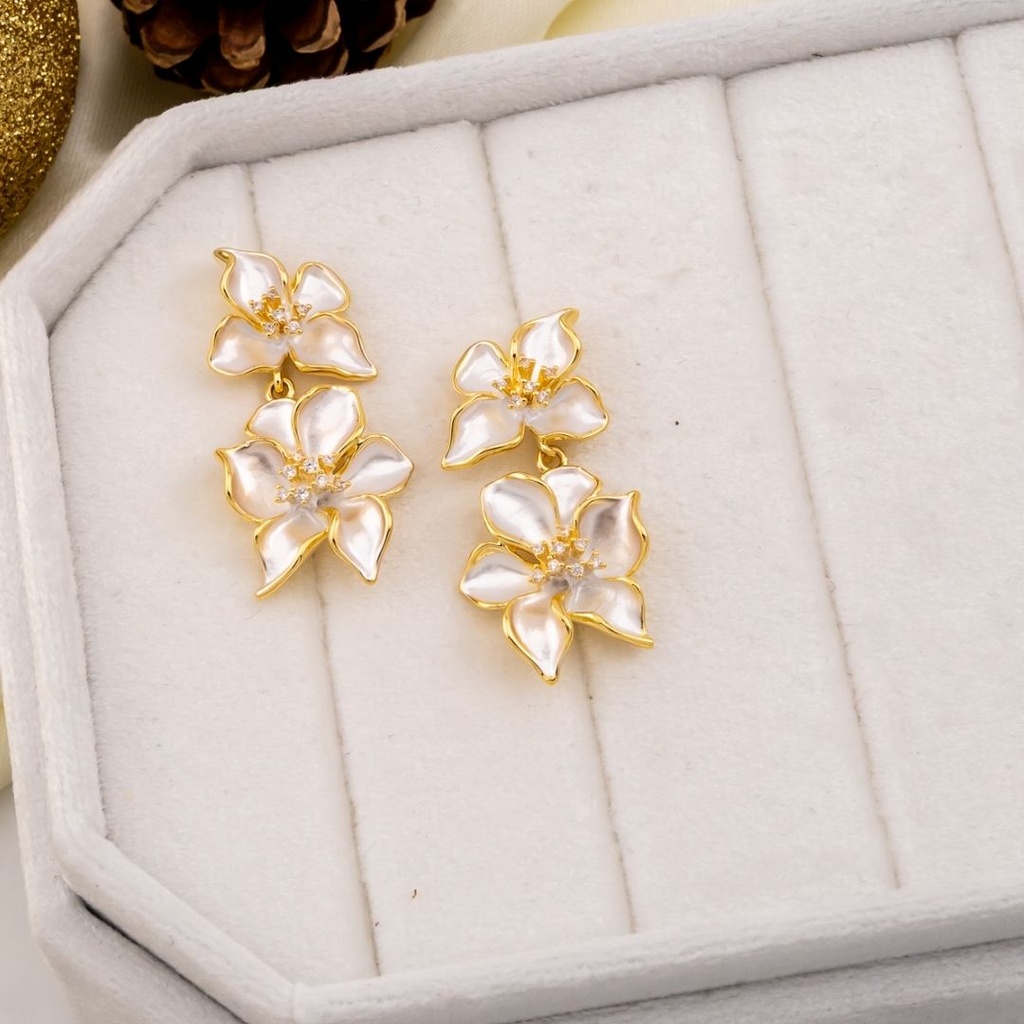Aretes colgantes de flor esmaltados baño 18k