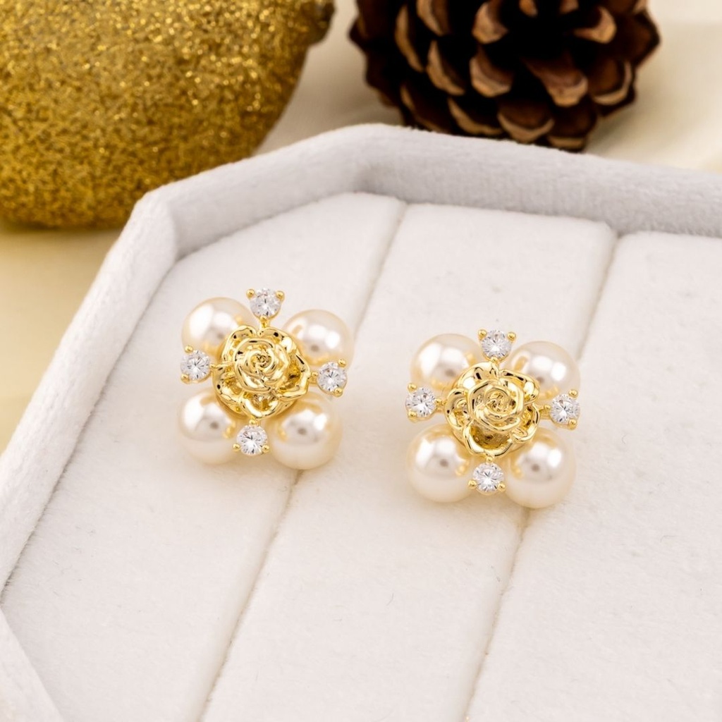 Aretes stud de flor con perlas baño 18k