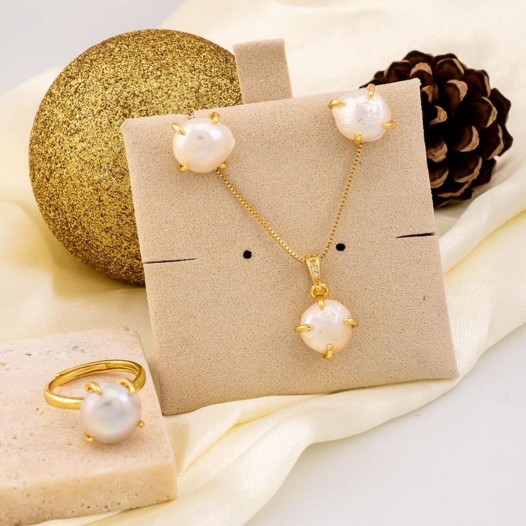 Set de perlas naturales incluye Aritos, Cadena y Anillo ajustable baño 18k