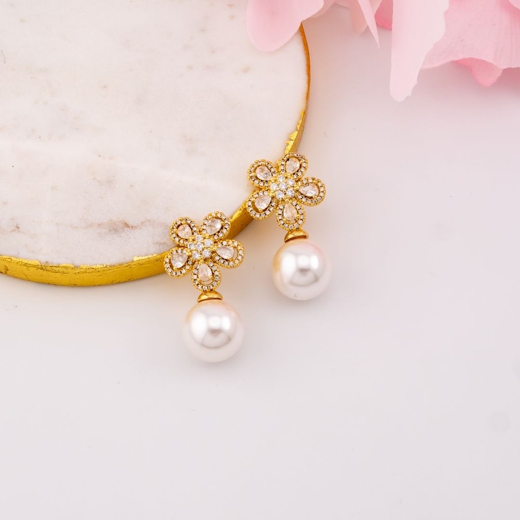 Aretes de flor con perlas baño 18k