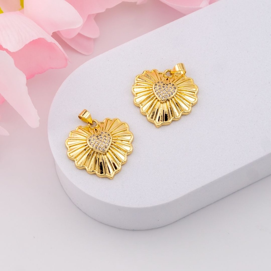 Dije corazon solido con zirconias y baño 18k