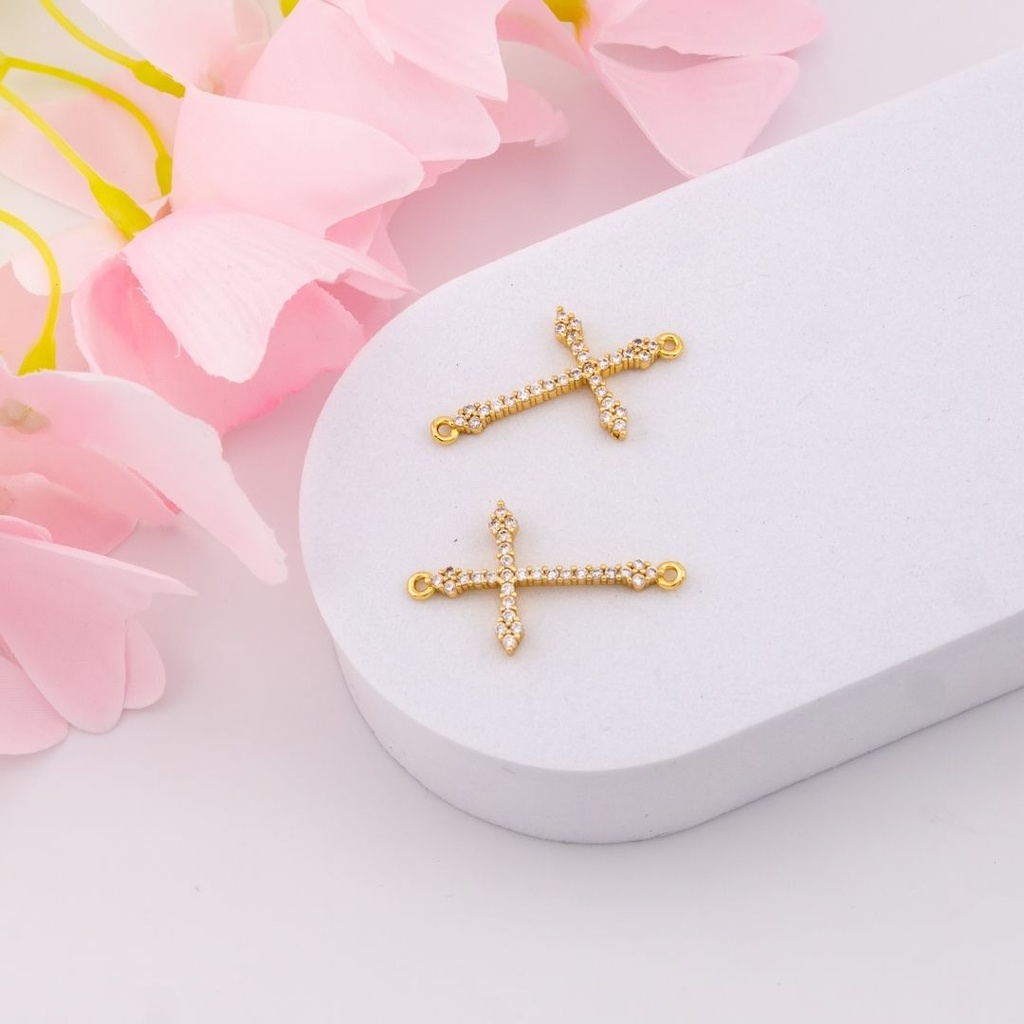 Enlace de cruz con zirconias y baño 18k