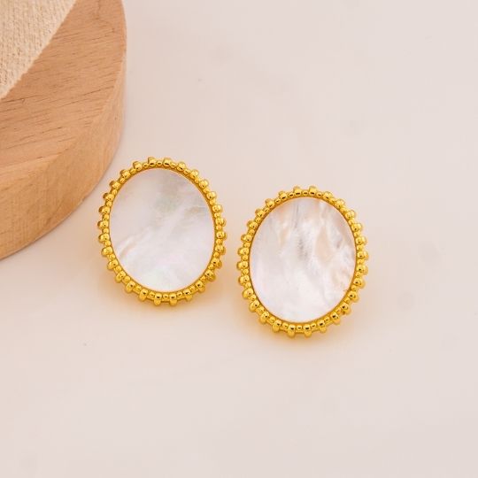 Aretes stud ovalados concha nacar baño 18k
