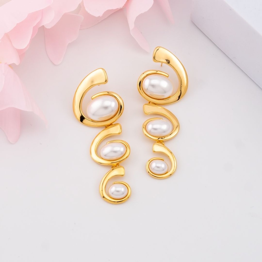 Aretes colgantes con perlas baño 18k
