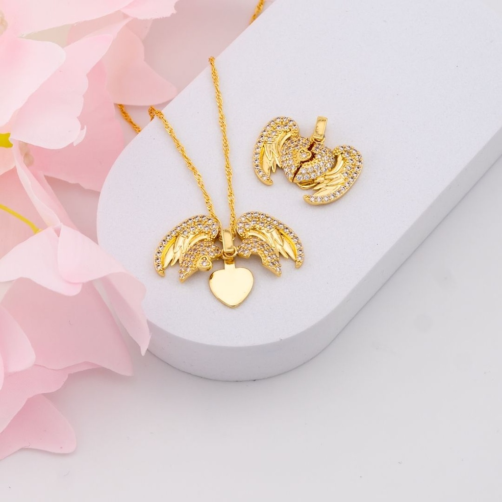 Dije corazon de alas con zirconias baño 18k