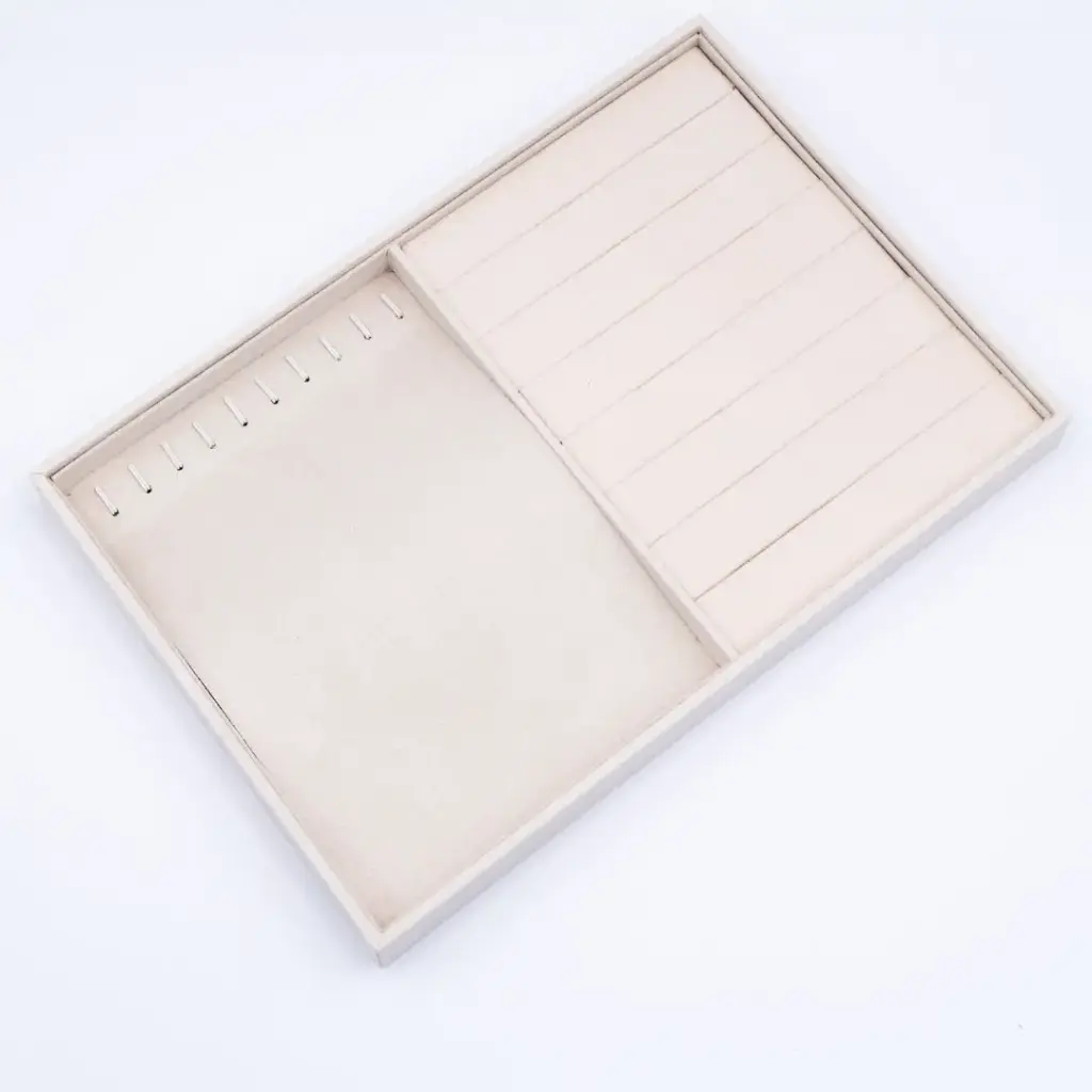 Exhibidor para joyas con madera y velvet crema