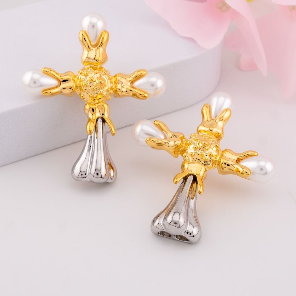 Aretes de cruz doble color con perlas baño 18k