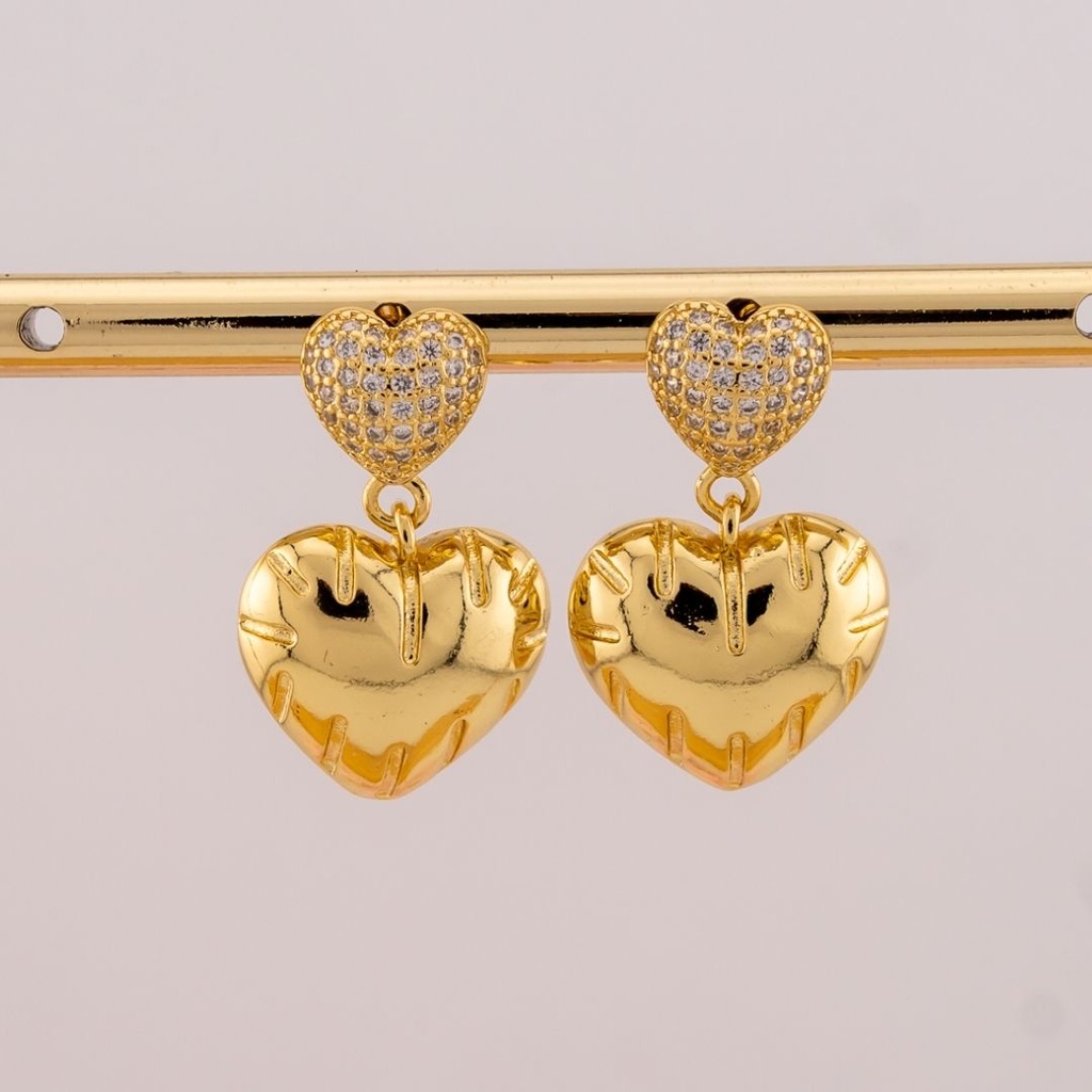 Aretes colgantes de corazon con zirconias baño 18k