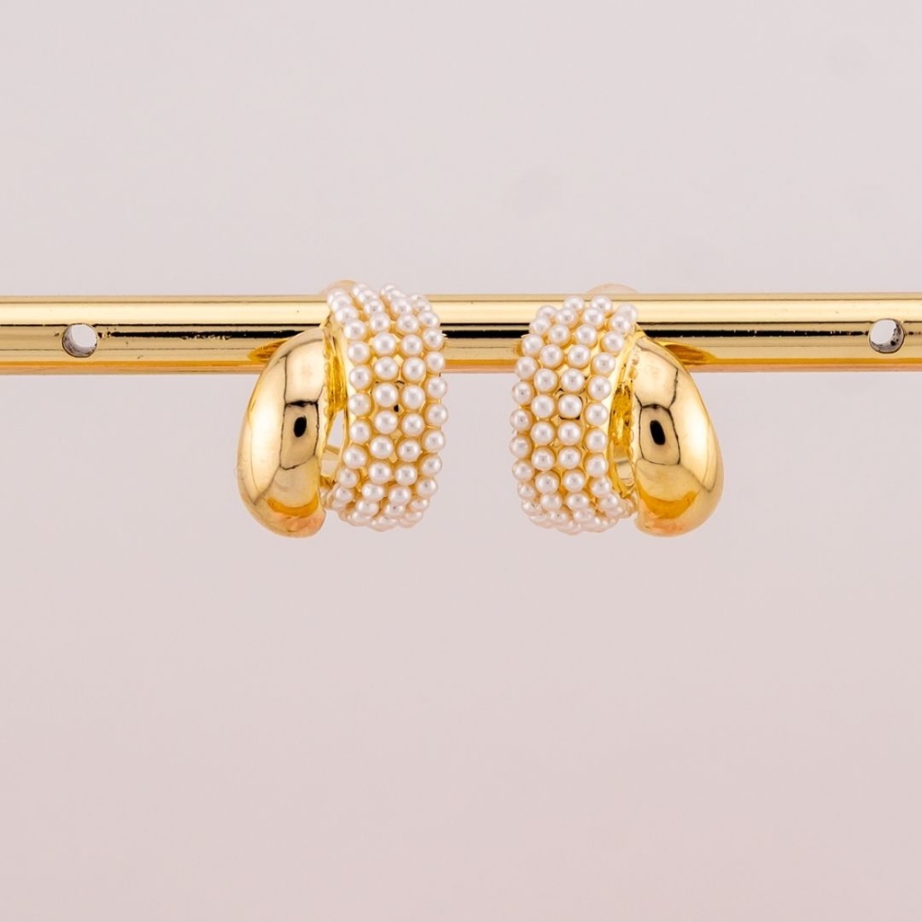 Aretes stud con perlas baño 18k