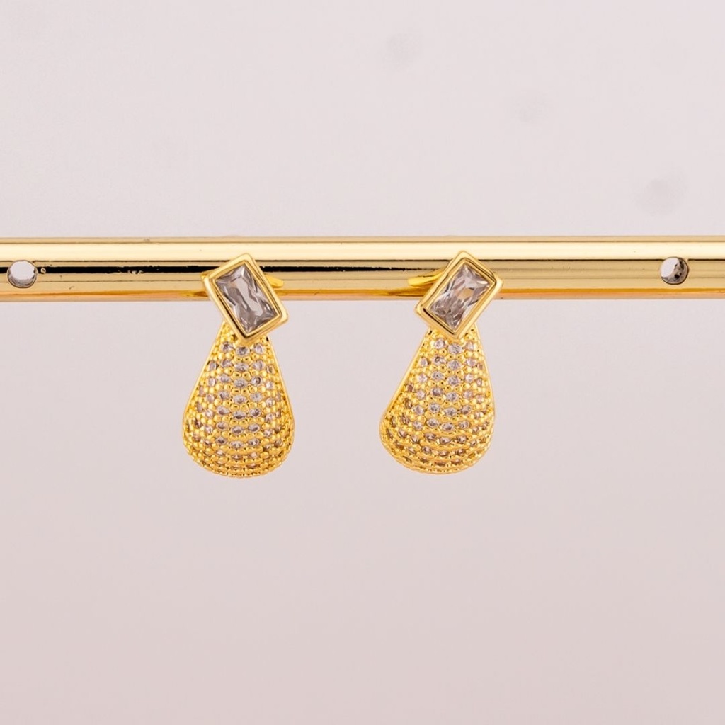 Aretes stud de gota con zirconias baño 18k