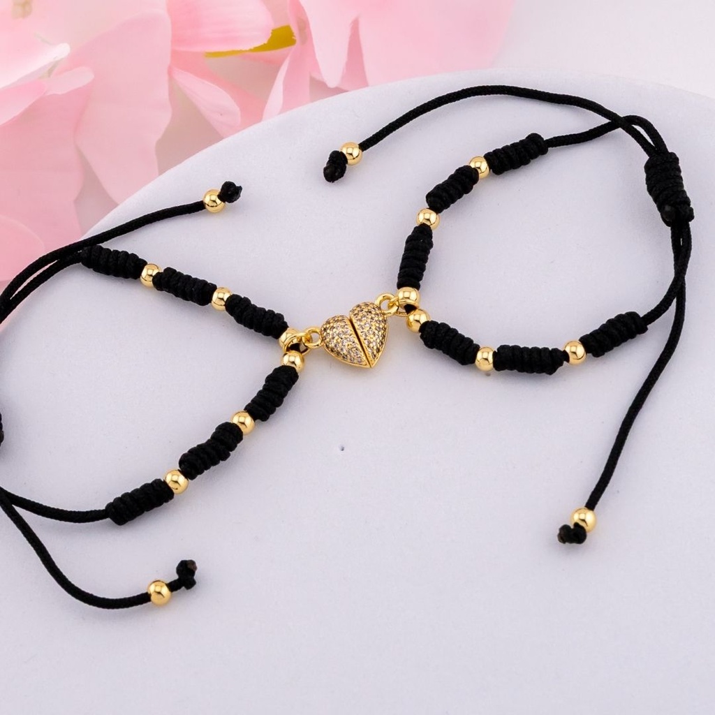 Set de pulseras de hilo ajustables con corazon de iman baño 18k