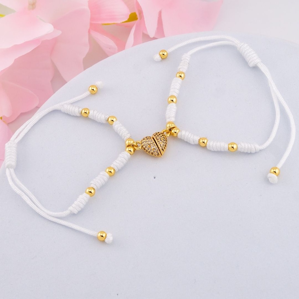 Set de pulseras de hilo ajustables con corazon de iman baño 18k