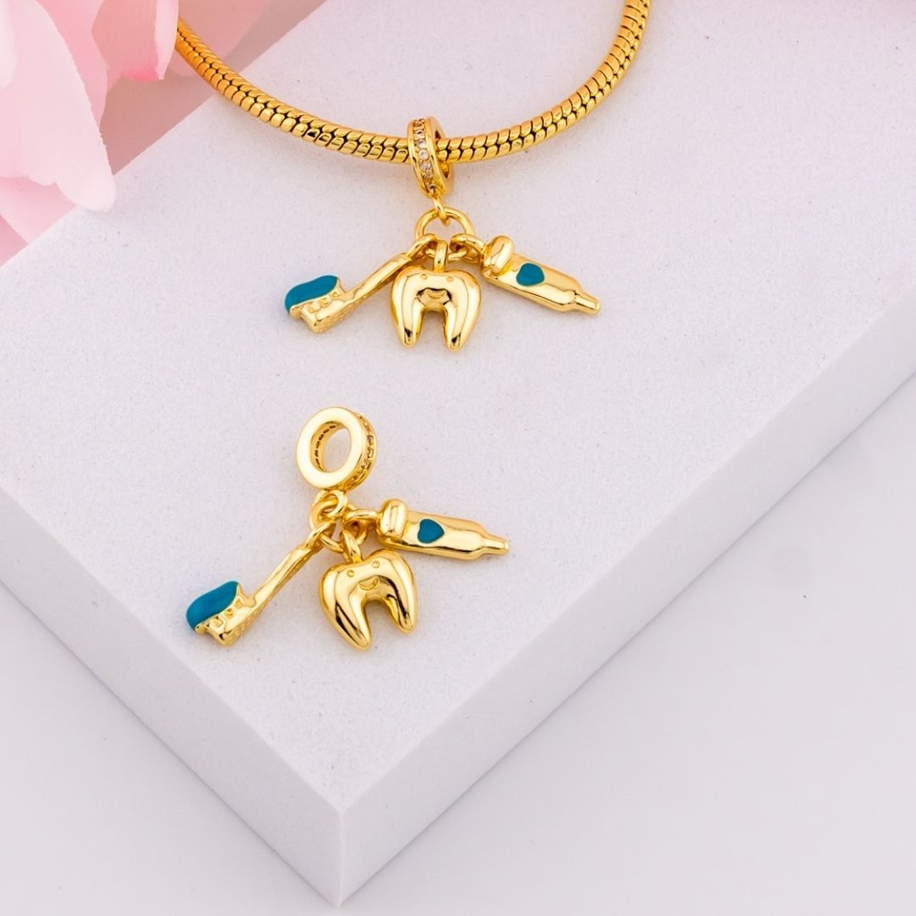 Charm dentista baño 18k