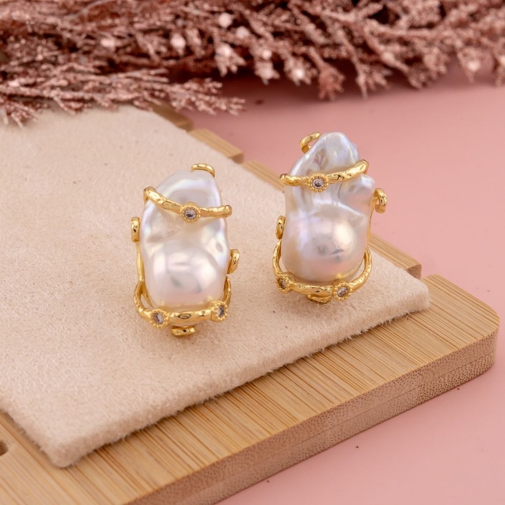 Aretes stud de perla barroca baño 18k