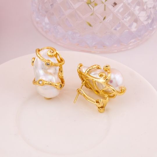 Aretes stud de perlas barrocas con patente omega baño 18k