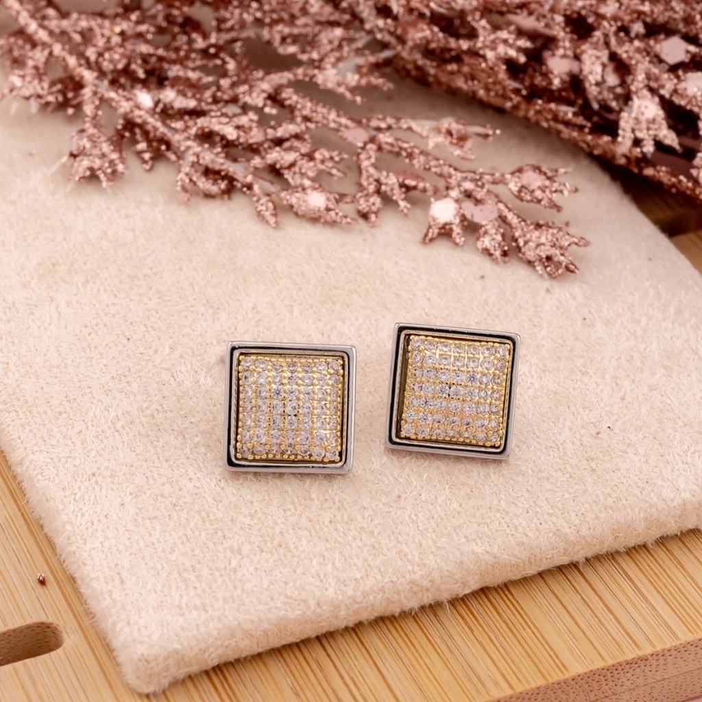 Aretes stud cuadrados doble tono con zirconias baño 18k