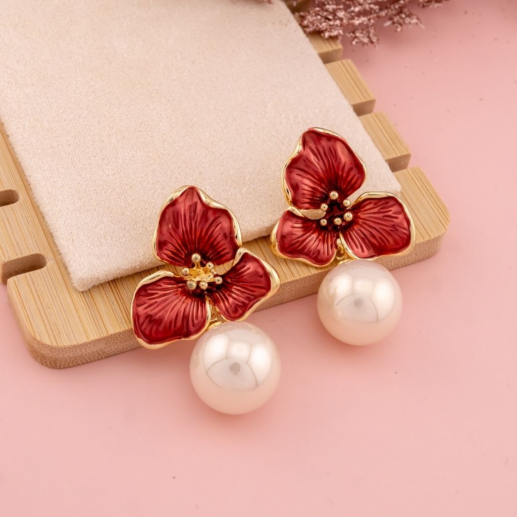 Aretes colgantes de flor con perlas baño 18k