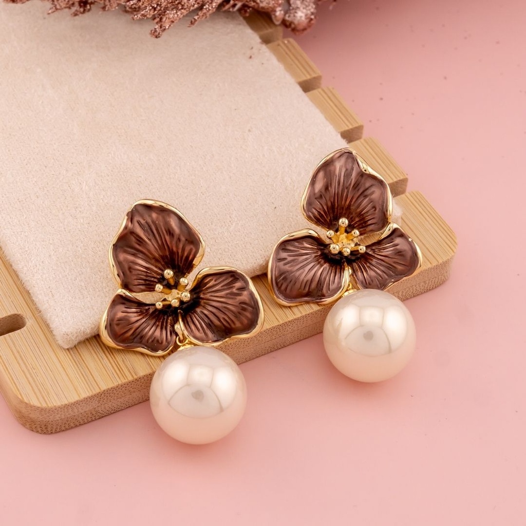 Aretes colgantes de flor con perlas baño 18k