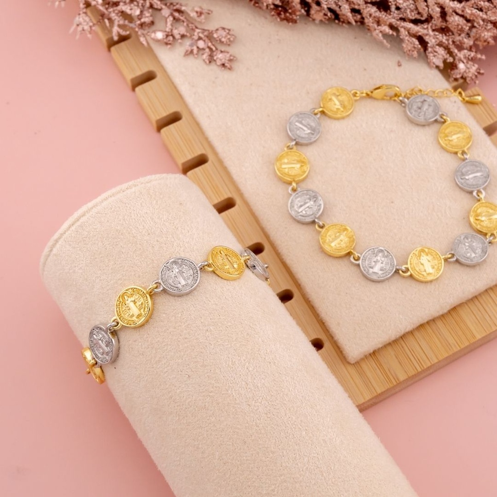 Pulsera medallas de San Benito doble tono baño 18k