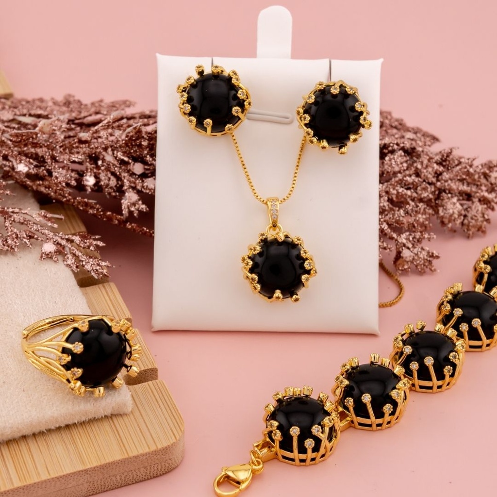 Set incluye Aretes, Anillo , Cadena y Pulsera baño 18k